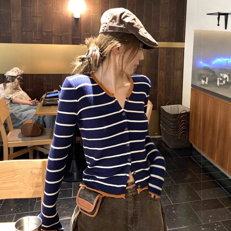 Korean Style Contrast Stripesd Knitted Cardigan for Women in Early Autum Korean Style Chic Slim Inner Layering Top Niche