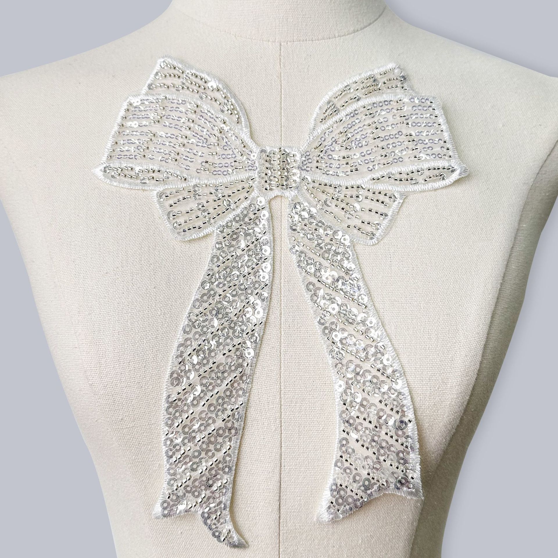 跨境電商專供白色重工蝴蝶結亮片釘珠領花配飾女新款服裝花邊輔料