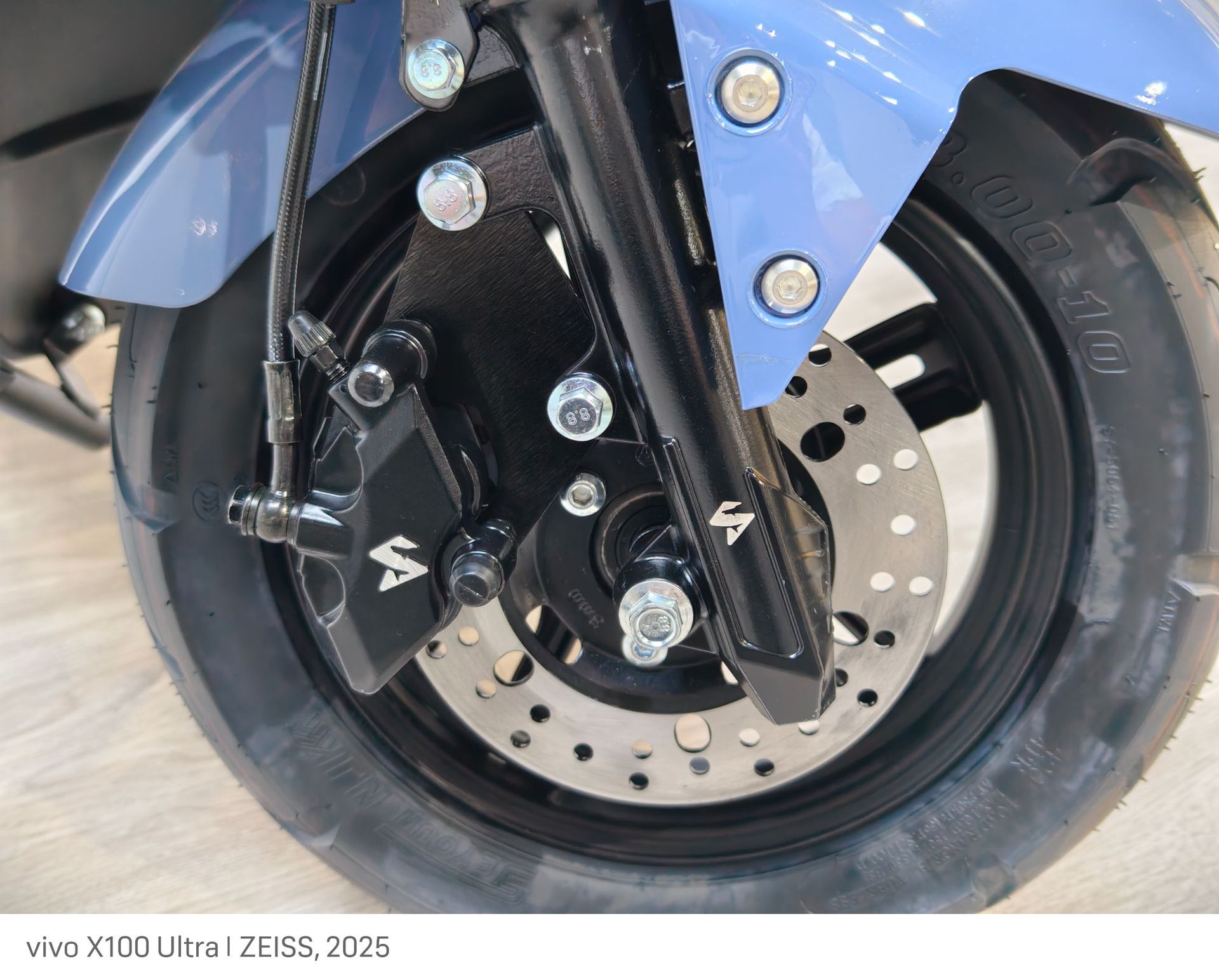 Cross-Border Export of Cangqiong Electric Motorcycles, Commuter Electric Scooters, Electric Vehicles with Long Range and High Power for Delivery Services