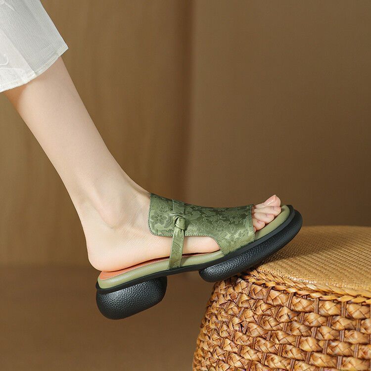 Nuevo estilo chino bordado fondo grueso zapatillas para mujeres 2024 moda nuevo tacones gruesos zapatillas para mujeres cómodas