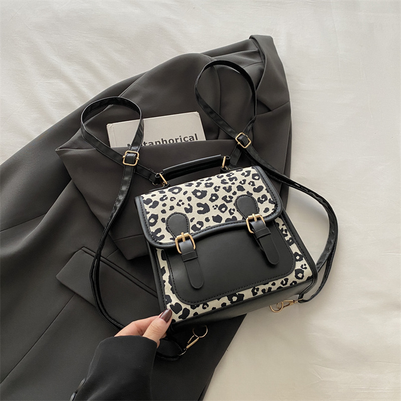 Este año, la popularidad de la mochila de nicho para mujeres 2024 nuevo color de contraste, mochila versátil, mochila de alta calidad, mochila pequeña.