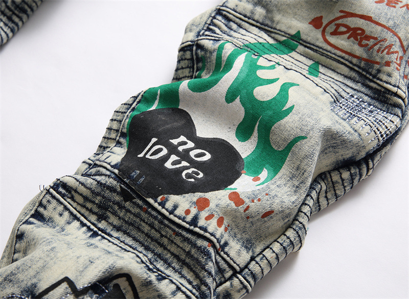 Spodnie jeansowe męskie z elastycznymi, perforowanymi, nadrukowanymi, patchworkowymi wstawkami, dopasowane do sylwetki_voghion.com