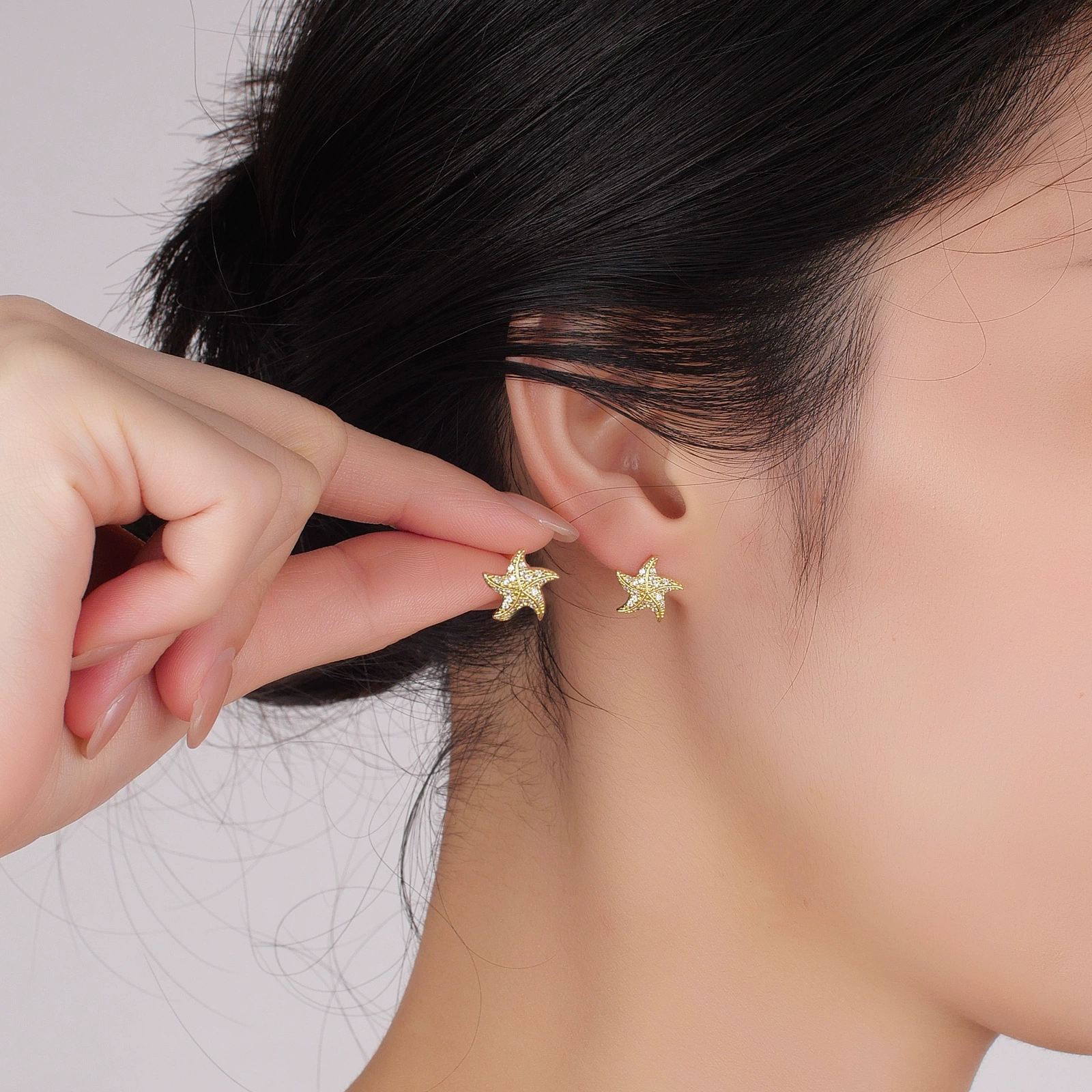 鑫饰 Cute earrings, 2023, diamond encrusted