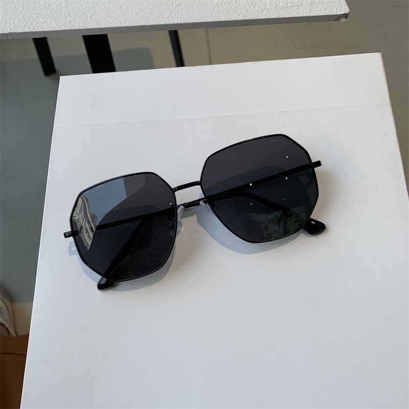 2024 nuevos hombres de conducción gafas de sol polígono gafas a prueba de UV de las mujeres de verano degradado gafas de sol azules