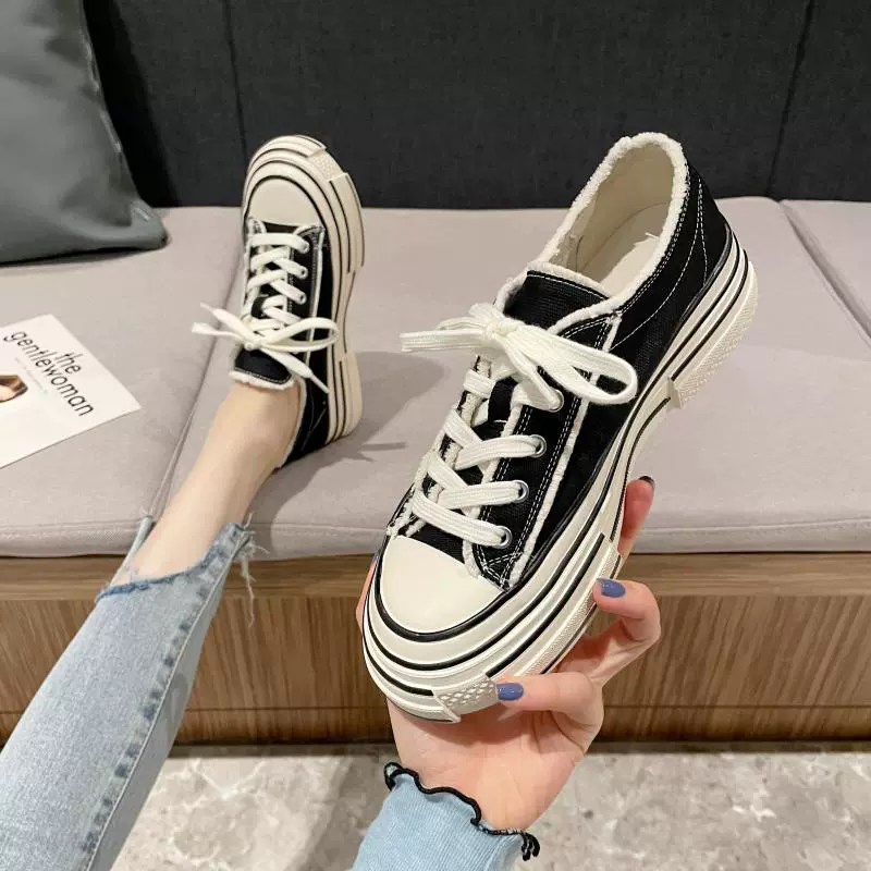 Обувь на холсте 2025 новая женская модель весной супер огонь и толстая подошва, нишевые дизайнерские кроссовки для нищих