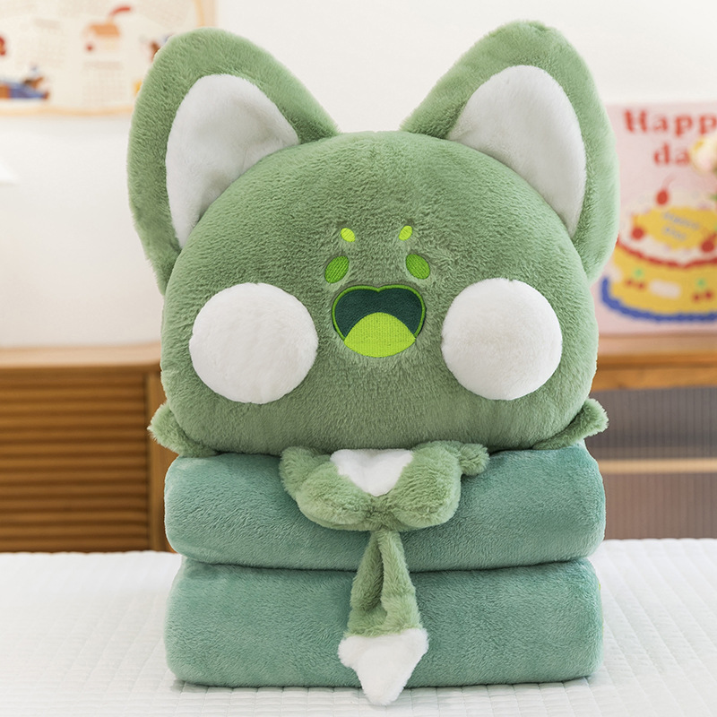 Gato verde de cara grande