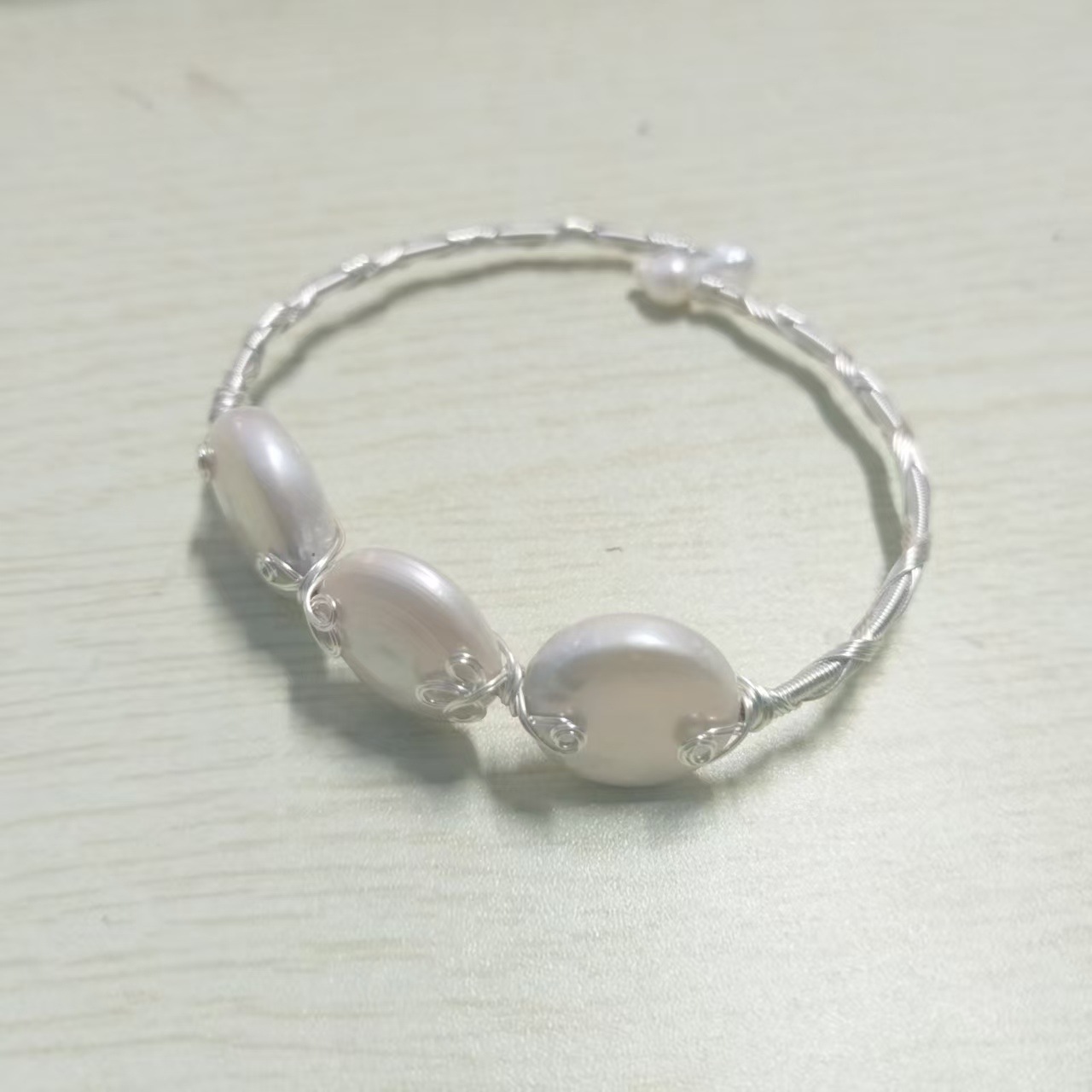 天然淡水真珠ブレスレット3つの真珠の巻線の手作りの象眼ブレスレットメーカーは直接に承認できます。