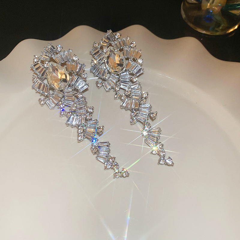 Pendientes de gota de agua en forma de diamante con aguja de plata, personalidad de nicho femenina, pendientes exagerados, pendientes de temperamento de moda, lujo ligero, sentido de alta gama