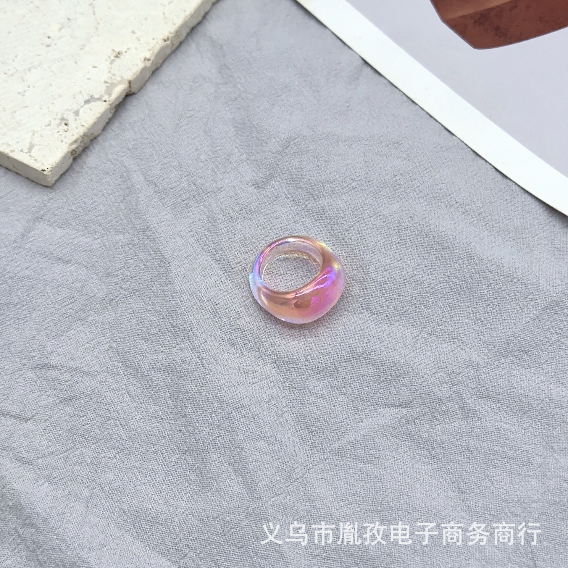 Nuevo japonés y coreano ins estilo neto rojo retro colorido resina acrílico anillo de las mujeres de moda simple estilo frío anillo