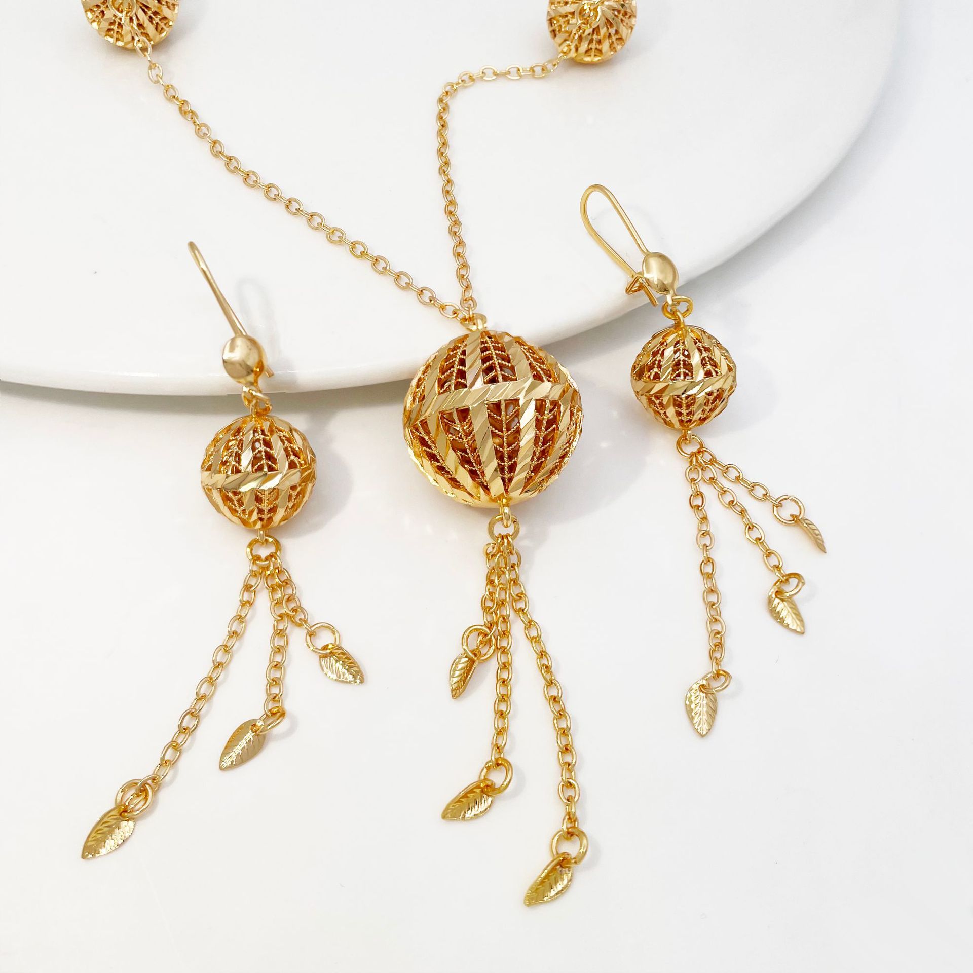 Cuerpos de cobre chapados en oro collar conjunto de joyería de mujer opciones transfronterizas colgante de oreja de borda hueca de dos piezas conjunto de joyería de mujer image 5