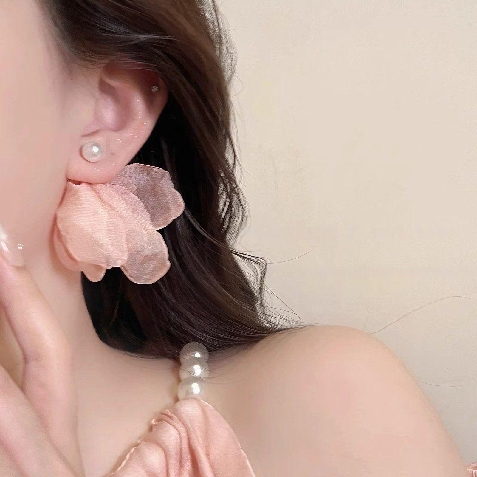 Pendientes de flores de perlas de súper hadas de verano 2025 Pendientes de alta calidad de estilo nuevo estilo caliente Pendientes de pétalos de temperamento dulce femenino