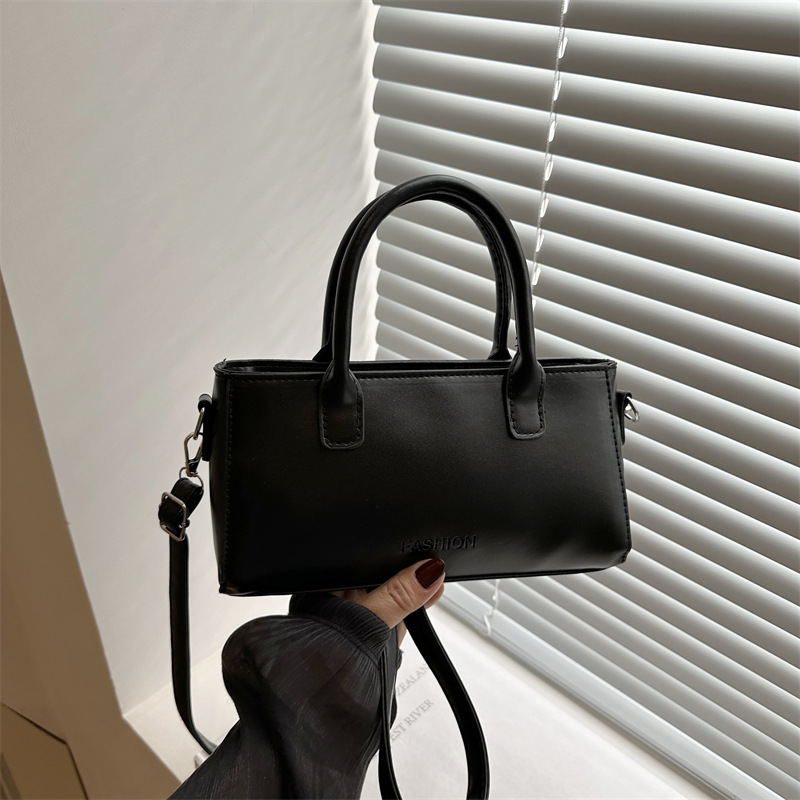 Bolso cuadrado pequeño simple de mano 2025 primavera y verano nuevo estilo bolso de hombro de moda de alta gama versión coreana bolso de mensajero de nicho femenino