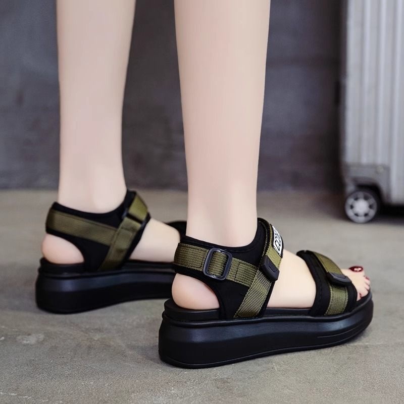 Sandalias deportivas especiales para mujeres 2026 verano nuevo tacones de moda zapatos de muffin de suela gruesa zapatos de playa para mujeres