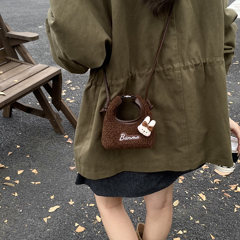 儿童包秋冬新款网红小众羊羔毛迷你半月包刺绣字母手拎包口红包女