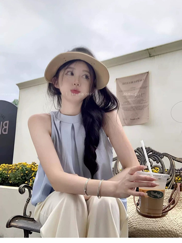 韓国風の優しいスタイルの女性用プリーツノースリーブホルターネックシャツ、夏のゆったりとした高級リゾートスタイルのオフショルダートップ|undefined