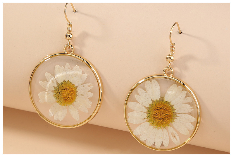 European And American Cross-border New Round White Natural Chrysanthemum Resin Earrings Accessories display picture 1