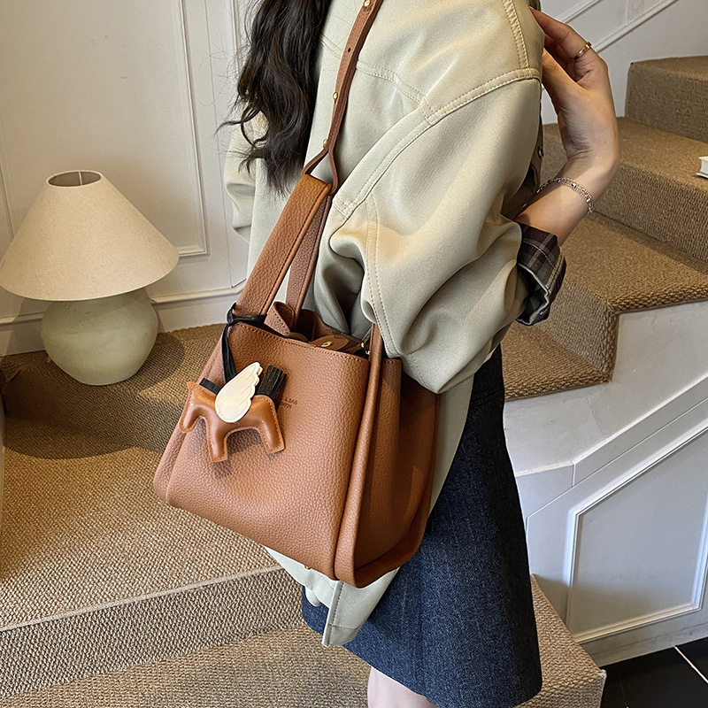 Bagos de cubo de nicho de alta calidad bolsos de mano para mujeres otoño 2025 nuevo paquete de cestas de hombro para niños bolsos de mano