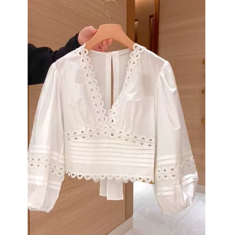 春の韓系はセットを着て2025超火の新型の婦人服の白いvネックの透かし彫りのシャツの2つのスーツのスカートを着ます。|undefined
