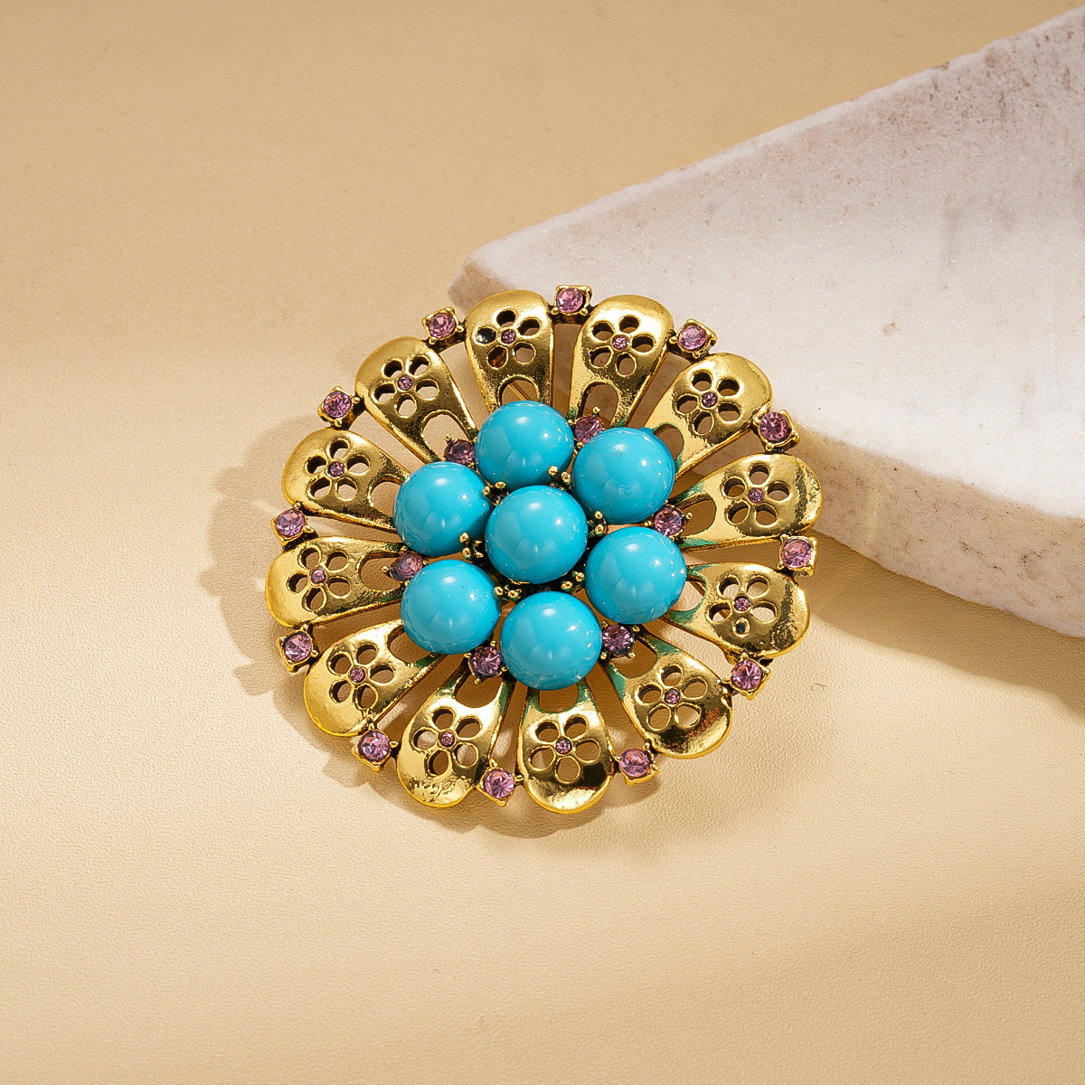 Europa y América resina medieval diamantes flores huecos broches redondos retro estilo de alto nivel personalidad pechos transfronterizos para mujeres