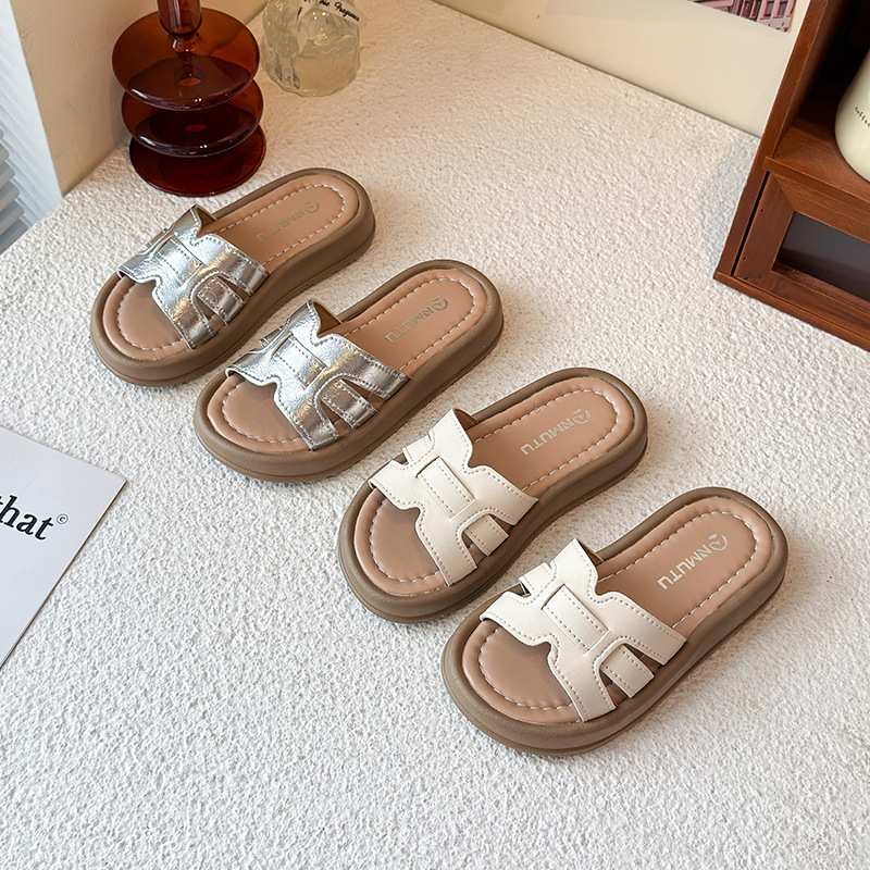 Children's New Summer 2026 Korean Style Slippers, Soft-Soled Non-Slip Family Shoes, Outdoor Sandals, Fashionable and Versatile Girls' Shoes