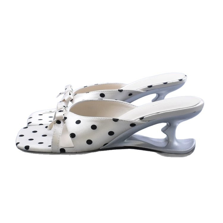 Temperamento especial tacones de arco zapatillas para mujeres 2026 verano nuevo estilo francés sandalias de cabeza cuadrada