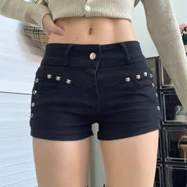 辣妹黑色y2k美式铆钉设计低腰牛仔短裤超短裤夏季显瘦a字新款热裤
