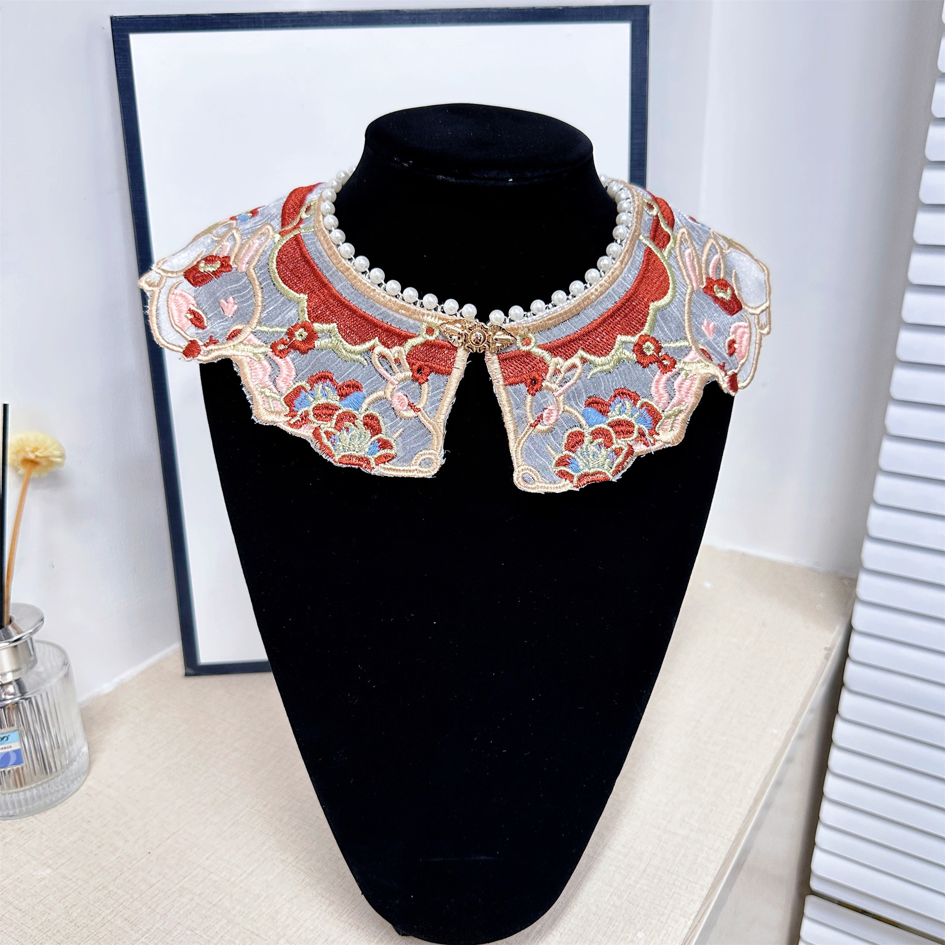 Collar de perla de bordado antiguo conejo patrón de flores retrógrado desmontable accesorios para niñas han al por mayor