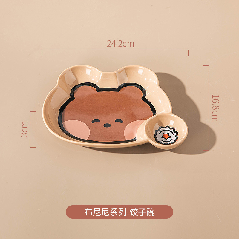ブラウン熊はハンドル付きの陶磁器焙煎チーズグラタンを持っています。|undefined