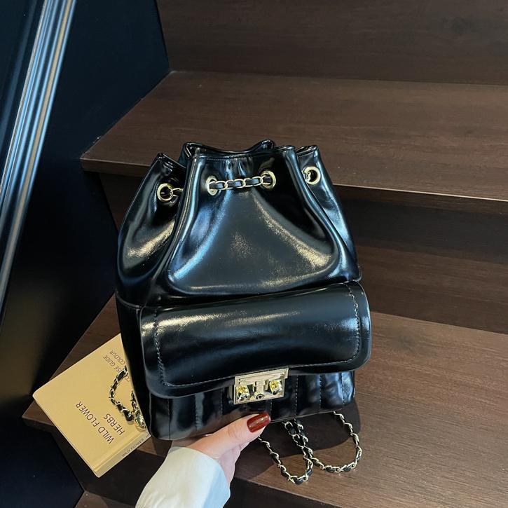 Nicho de tendencia diseño de bolsas de cubo de abrazadera versátil2025 nuevo bolso de mujer de alta calidad cadena para salir mochila de viaje