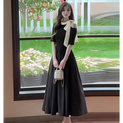 ファッショナブルなミッドスリーブフレンチウエスト痩身オフショルダードレス女性のための夏の新しいスタイルのリボンヘップバーンスタイルのリトルブラックドレス