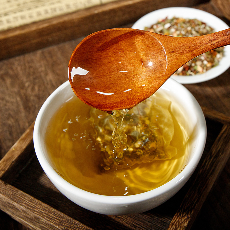 Jin Yin Hua Lian Qing Tea Honeysuckle Herbal Blend 150g Bag 30 Sachets Sugar Free Cold Brew Substitute Tea in use