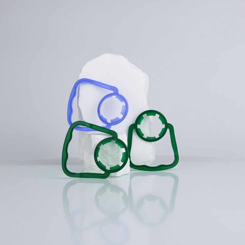 Proveedor al por mayor botella de agua potable desechable mango de plástico 28 / 30 calibre botella de bebidas PE mango