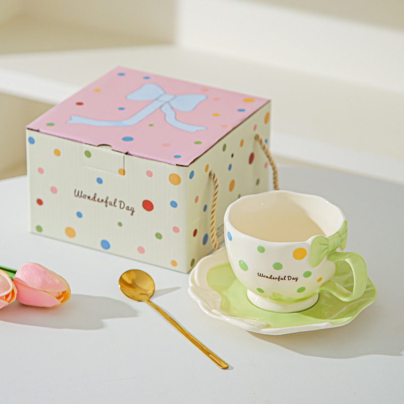 Taza de café de cerámica de lujo ligera británica, taza de café de la tarde doméstica, taza de café de estilo europeo, pequeño conjunto de tazas de café de Phnom Penh, regalos para chicas