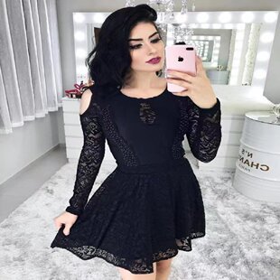 �羳INS�W�tŮ�b��ɫ�ٽzȹ¶���@��С���L�B��ȹ�r�����eС��ȹ