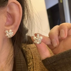 シルバー針ハイエンドダイヤモンドパールフラワーボールイヤリング女性用、軽い高級感、エレガント、優しくファッショナブル、通勤、多用途のイヤリング。