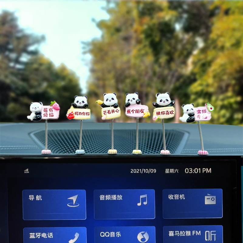 2024 nuevo adorno de coche panda lindo adorno de estilo de dibujos animados pequeño adorno de pantalla de navegación de consola central