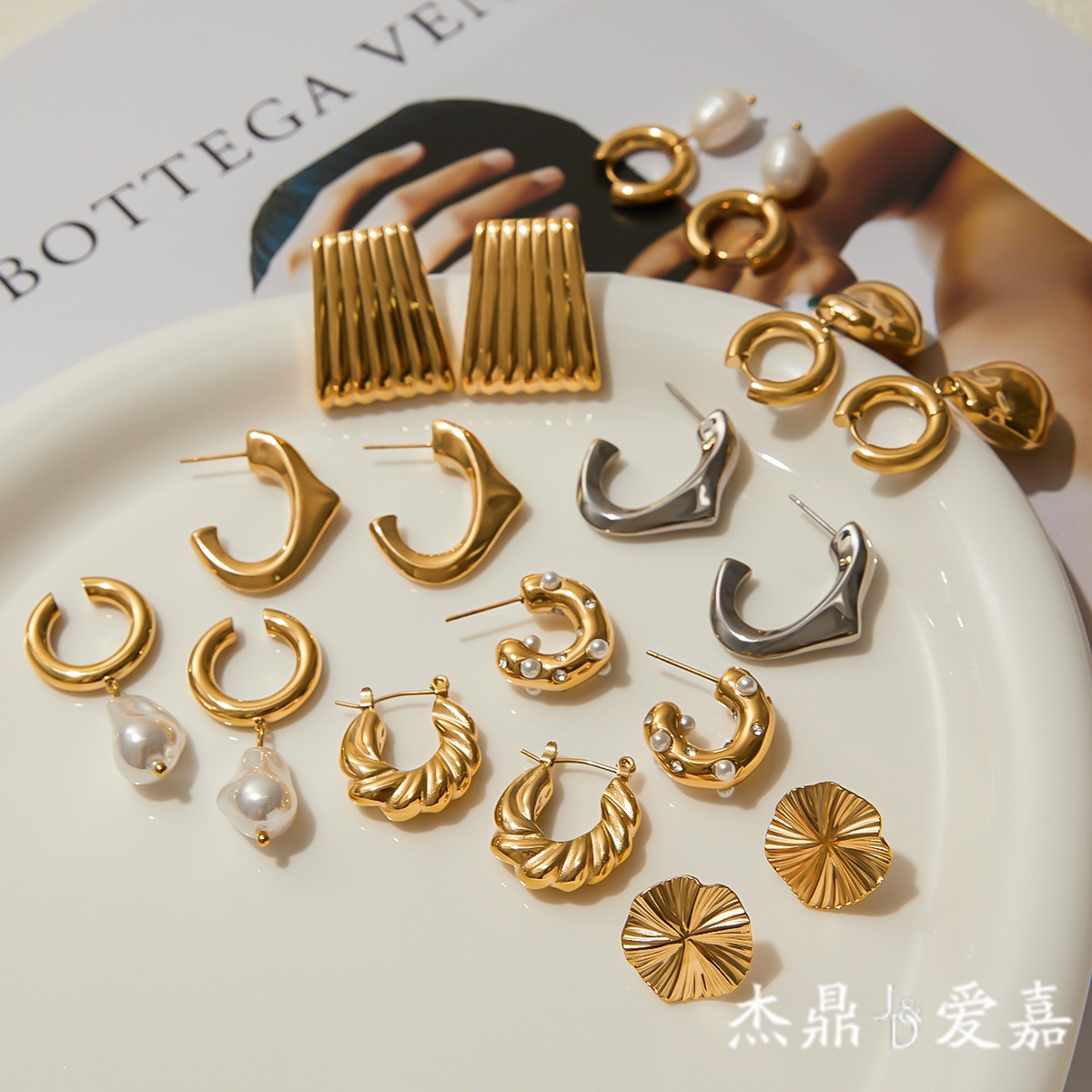 Jieding Pendientes de acero inoxidable europeos y americanos Pendientes de perlas de lujo ligero, sentido de diseño femenino, joyería de acero de titanio de nicho transfronterizo