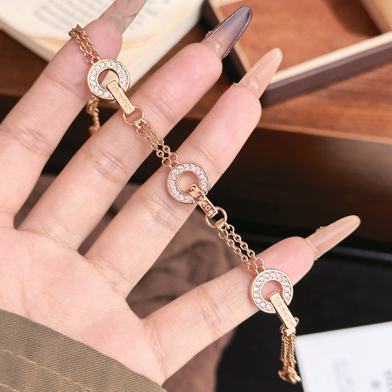 Baojia High-End Version V Gold Round Coin Bracelet with Full Diamond Inlay, Double-Layer Versatile Light Luxury Bracelet Baojia High-End Version V Gold Round Coin Bracelet with Full Diamond Inlay, Double-Layer Versatile Light Luxury Bracelet