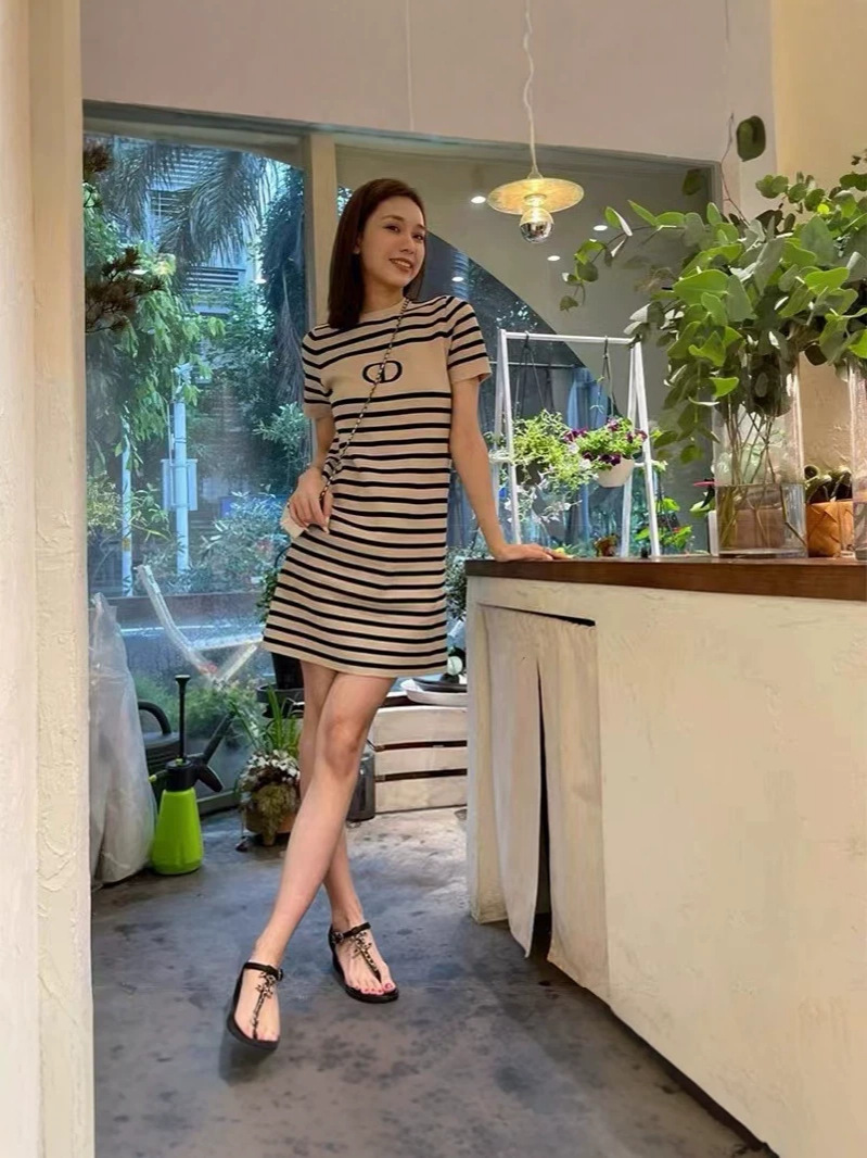 Đầm thun sọc nữ phong cách retro chic cổ điển tay ngắn — sọc
