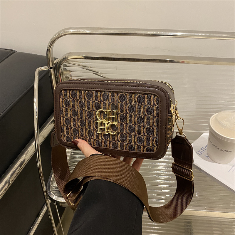 Nueva moda de primavera de 2025 letras impresión bolso cuadrado personalidad de color contraste amplio cinturón de hombro bolso de mujer