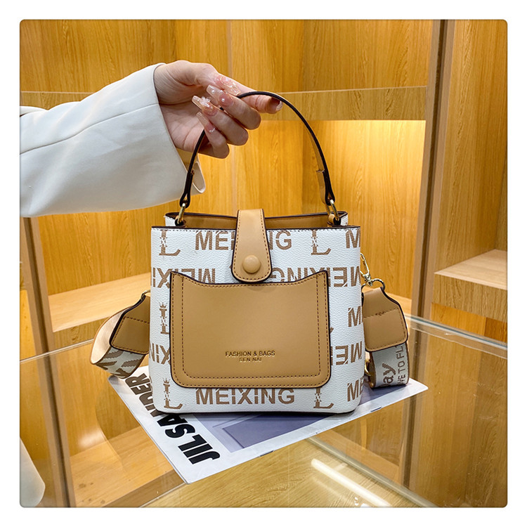 2023 Autumn New Live Broadcast Good Large Capacity Women's Single Shoulder Crossbody Bag Letter Retro Wide Shoulder Strap Bag for Women_voghion.com