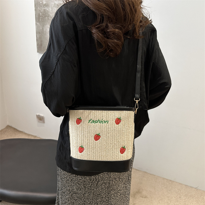 Bagos de balde de tela de fresas de gran capacidad para mujeres 2024 nueva popular alta textura nicho diseño mochila