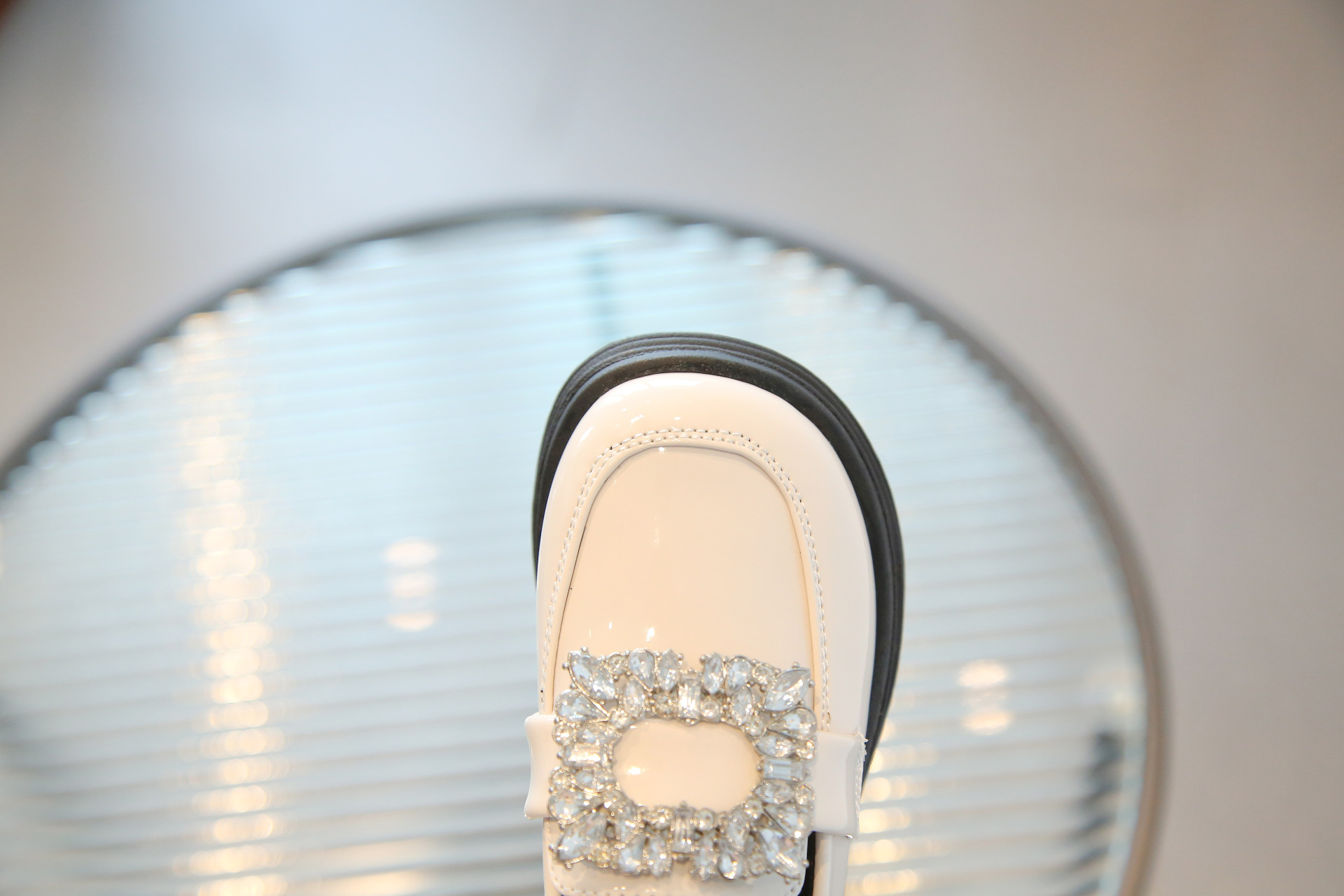 Versione coreana di mocassini con grandi diamanti e fibbia quadrata, scarpe di pelle nera, scarpa singola da ragazza,_voghion.com