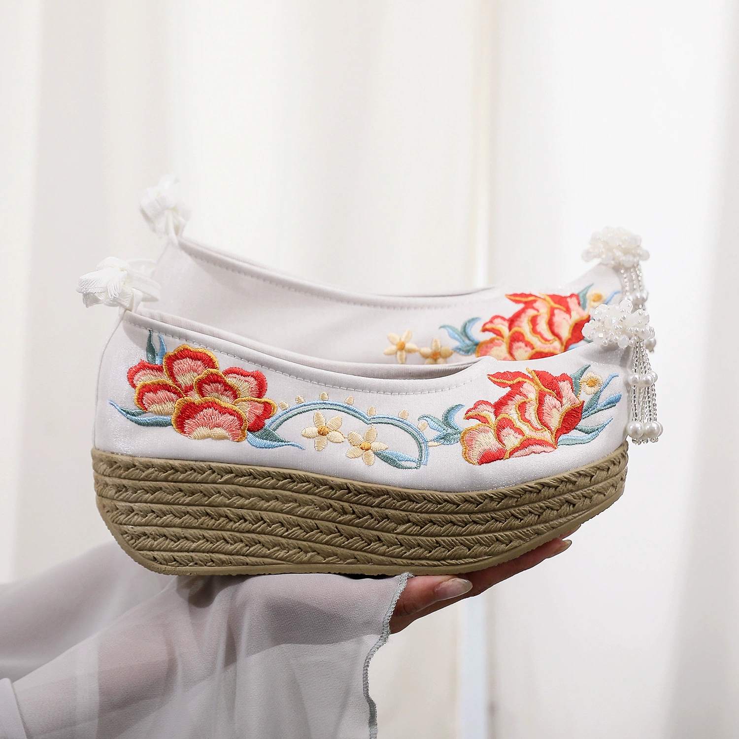 Красочная 2024 новая обувь Hanfu в стиле женский древний стиль с толстым дном Dengyun Shu Ming вышитая обувь Gege Hanfu