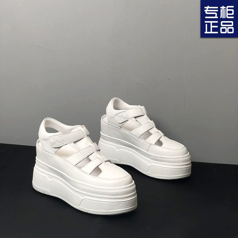 Мягкая кожа 12cm увеличенные спортивные сандалии женский летний 2024 новый баотоу полый кекс с толстым дном