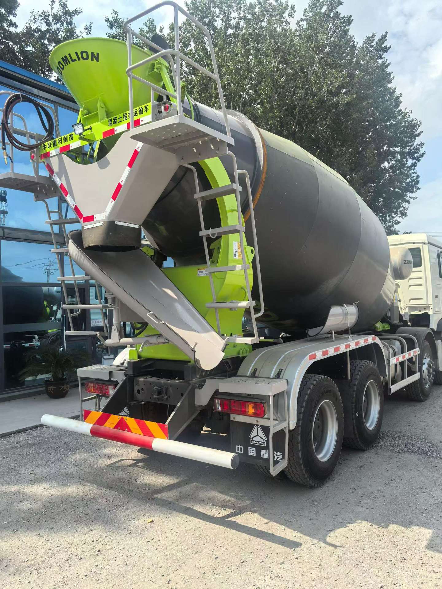 Used HOWO TX concrete mixer truck with 340 MAN engine, Zoomlion 12-cubic-meter mounted cement tank, available for domestic and international export