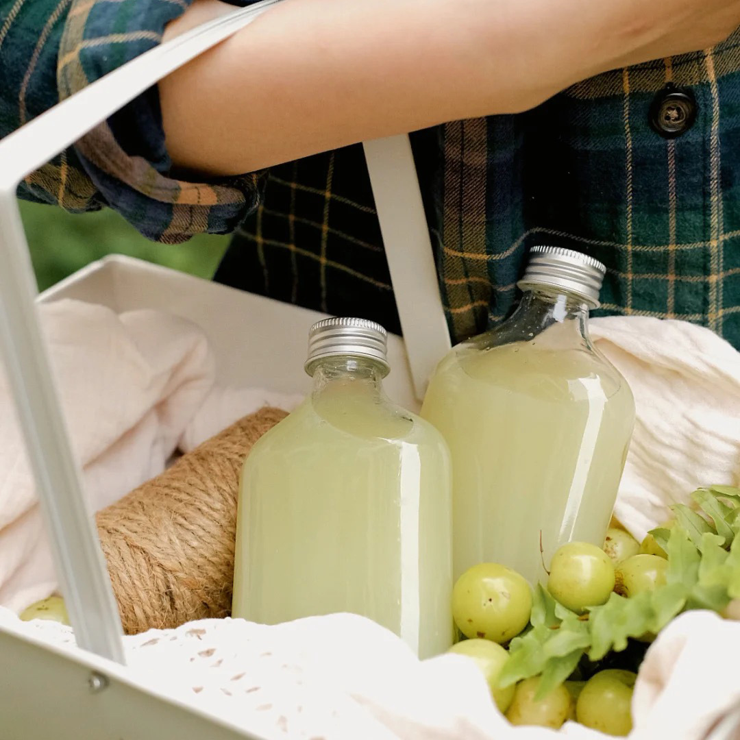 奶茶果汁网红玻璃饮料瓶二两扁酒瓶外卖带盖350ml密封瓶油柑瓶