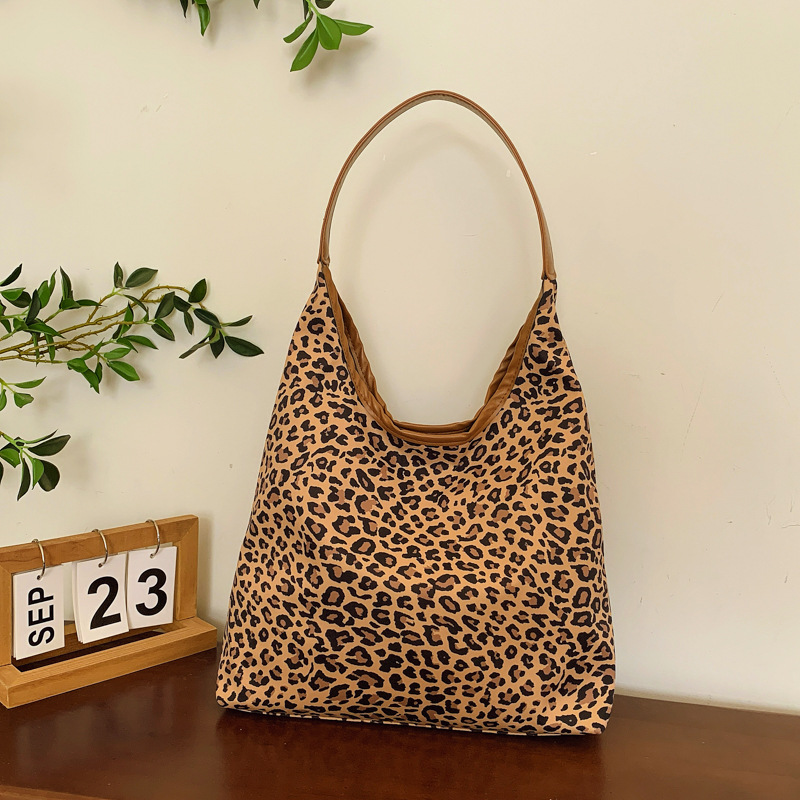 Gran capacidad de invierno de 2024 nueva moda personalizada nicho popular estilo coreano moda casual bolsa de hombro bolsa de mujer