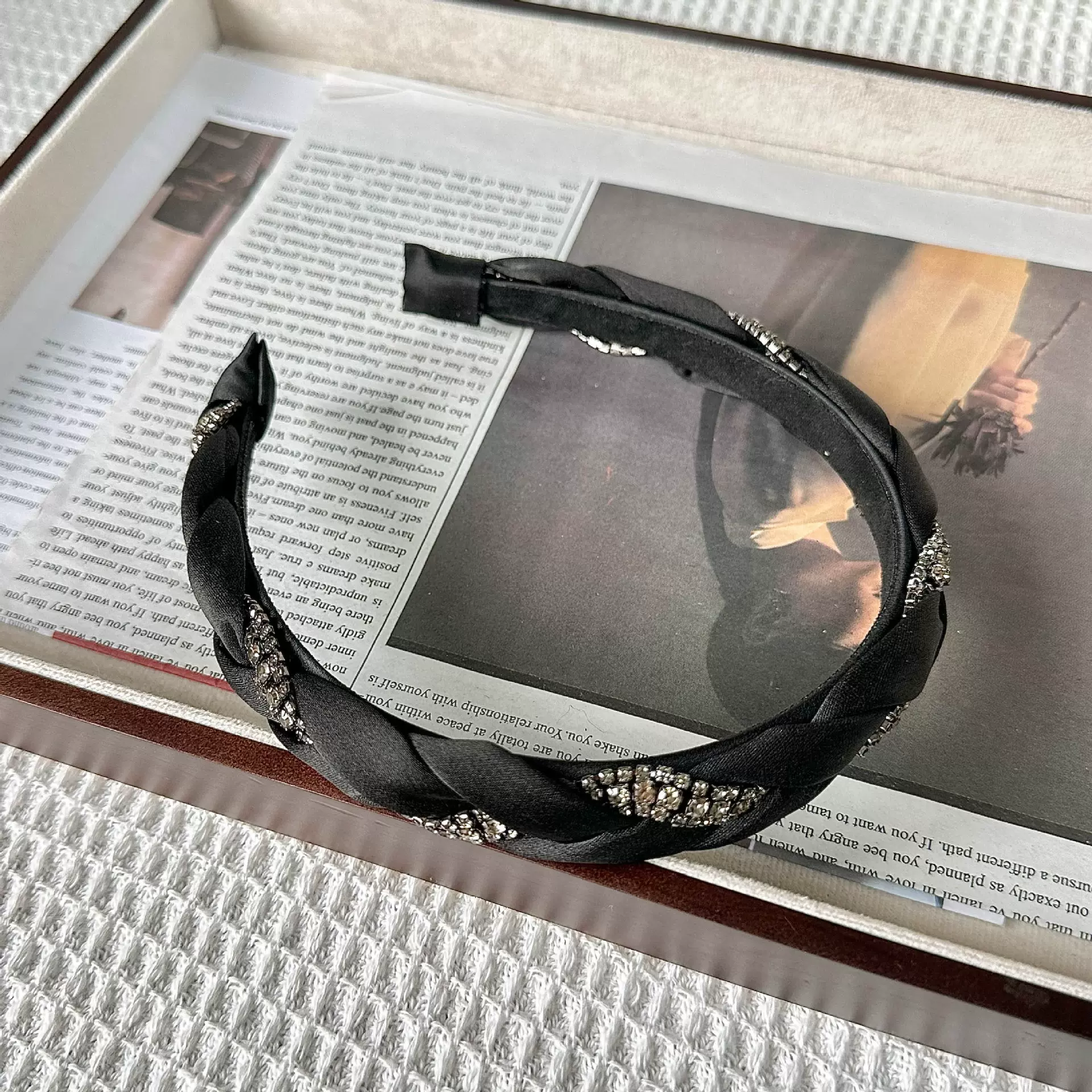 缎面闪钻编织麻花发箍高颅顶高级感压发头箍显脸小百搭发饰批发女