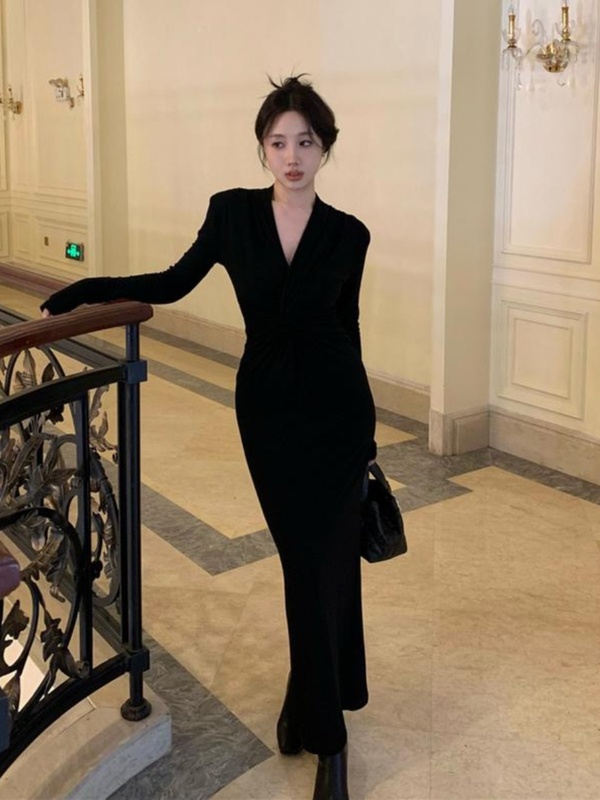 法式黑色高级感V领连衣裙女春秋新款修身显瘦御姐小众包臀长裙子|undefined
